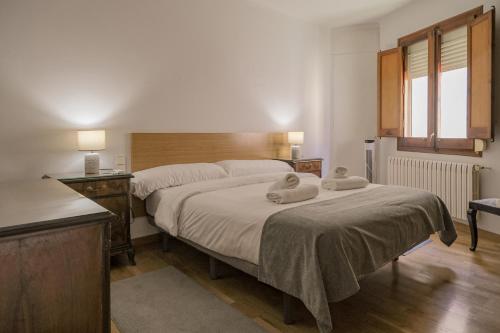 Postel nebo postele na pokoji v ubytování Can Severí, casa con historia en Besalú
