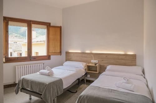 Postel nebo postele na pokoji v ubytování Can Severí, casa con historia en Besalú
