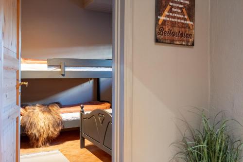 a hallway with bunk beds in a room at Beitostølen! Midt i sentrum! Ski in ski out! Badstue-Massasjedusj-Steamdusj in Beitostøl