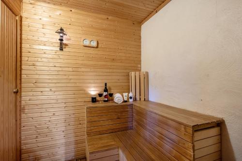 a room with a sauna with a wooden wall at Beitostølen! Midt i sentrum! Ski in ski out! Badstue-Massasjedusj-Steamdusj in Beitostøl
