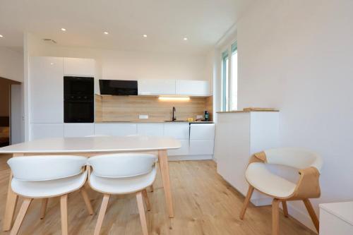 Kuchyň nebo kuchyňský kout v ubytování Cosy Muguets - Luxury Apartment for 6 People with Sea View