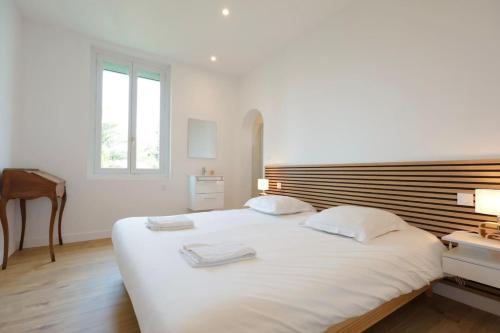 Postel nebo postele na pokoji v ubytování Cosy Muguets - Luxury Apartment for 6 People with Sea View