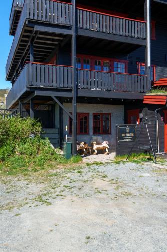 a building with two dogs sitting in front of it at Beitostølen! Midt i sentrum! Ski in ski out! Badstue-Massasjedusj-Steamdusj in Beitostøl