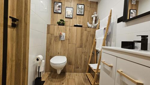 un bagno con un water e un lavandino di Złota Ważka mieszkanie z widokiem na zieleń a Borne Sulinowo