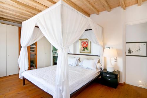 Ozar Villas Mykonos tesisinde bir odada yatak veya yataklar