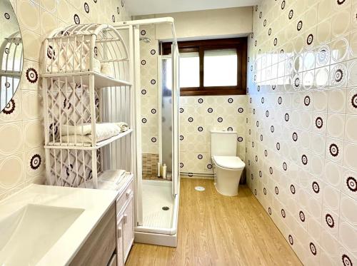 Un baño con ducha, lavabo e inodoro. en Patos Sunset Beach House, en Nigrán