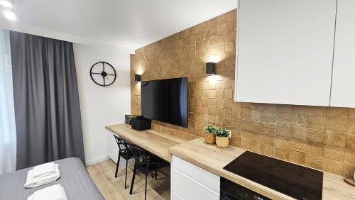 Μια τηλεόραση ή/και κέντρο ψυχαγωγίας στο Mini Apartament Lipperta