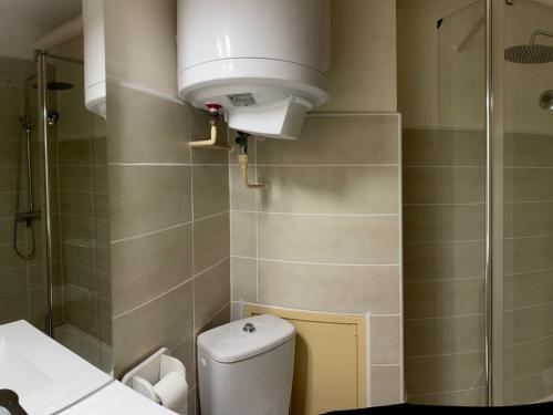 une petite salle de bain avec toilettes et douche dans l'établissement Studio cosy à Balaruc-les-Bains - Animaux admis, proche Thermes - FR-1-503-98, à Balaruc-les-Bains