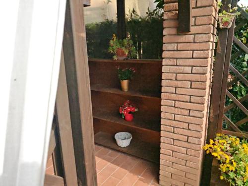 un escalier avec des plantes en pot dans l'établissement Max and Lea's House, à Riparbella