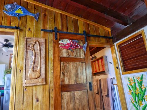 eine große Holztür in einem Zimmer in der Unterkunft Treehouse Hideaway Villa I - Piton and Ocean Views in Soufrière