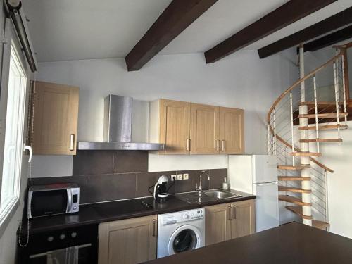 a kitchen with a sink and a washing machine at Nouveau - L'Ensoleillé Terrasse & Atypique - 10 Min Plages - Serenité & Confort - IDEAL FAMILLE Parking et Wifi Gratuit - OFFRE SPECIALE in Cabestany