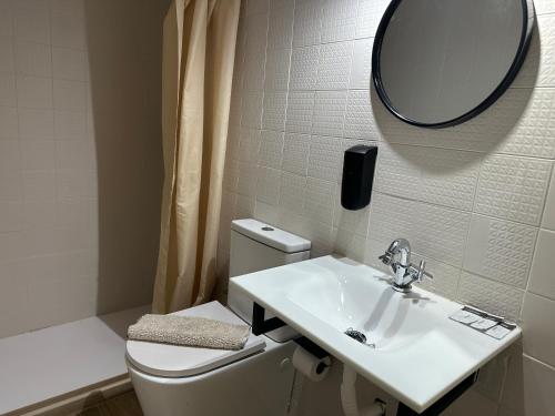 Ein Badezimmer in der Unterkunft Can Setmanes by CozyCatalonia