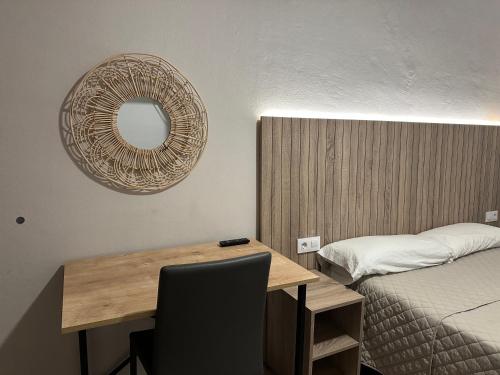 Ein Bett oder Betten in einem Zimmer der Unterkunft Can Setmanes by CozyCatalonia