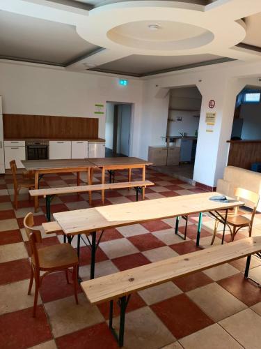 a classroom with wooden tables and chairs in a room at Arbeiterunterkunft in Spielfeld-Straß - Voll ausgestattete Zimmer mit Top-Anbindung in Spielfeld
