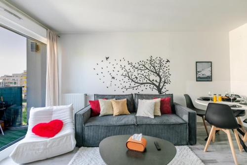 un salon avec un canapé et une table dans l'établissement Charming, Paris in 15 minutes, private Parking, à Créteil