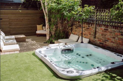 Vườn quanh Town Centre Oasis with Two Hot Tubs