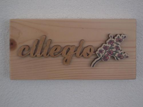 Un cartel con la palabra alergia en una pared en Amarena Garden House, en Matera