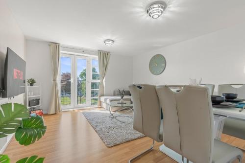 a white living room with a table and chairs at Zuri Luxe Birmingham - Home Away From Home in Birmingham