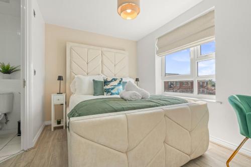 a bedroom with a large bed and a window at Zuri Luxe Birmingham - Home Away From Home in Birmingham