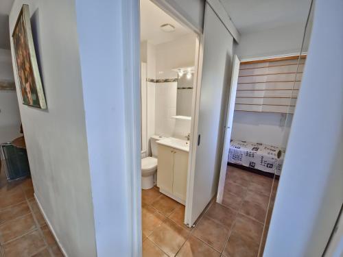 une salle de bain avec toilettes et lavabo dans l'établissement La Pinède - Small 2 bedroom sea view - with swimming pool, au Lavandou