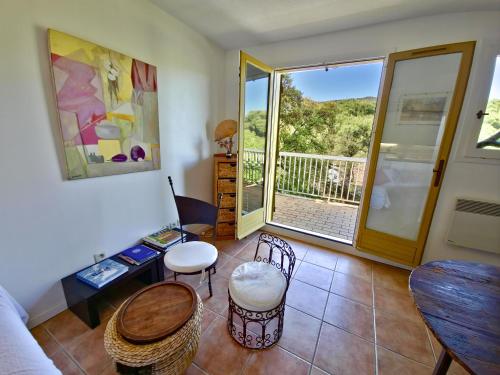 La Pinède - Small 2 bedroom sea view - with swimming pool