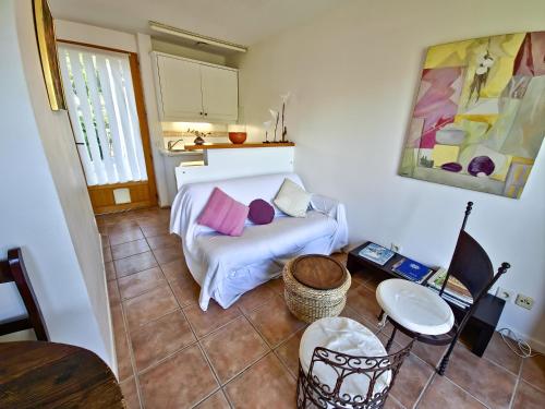 un salon avec un canapé et une table dans l'établissement La Pinède - Small 2 bedroom sea view - with swimming pool, au Lavandou