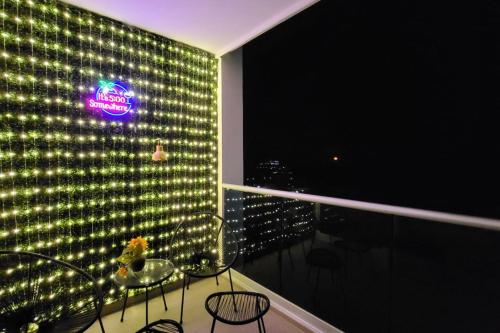 Balkoni atau teres di Encantame Towers Grass Wall HeatedLazy River