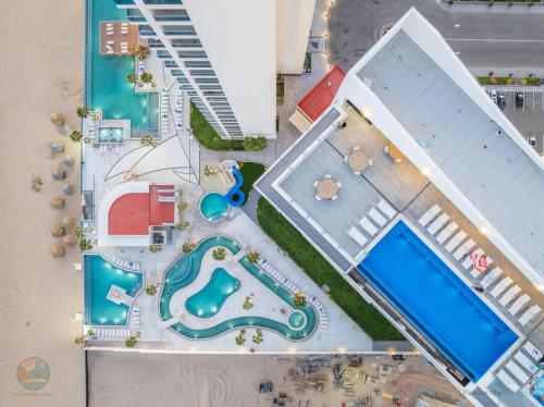 Bazén v ubytování Encantame Towers Grass Wall HeatedLazy River nebo v jeho okolí
