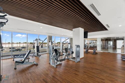 Fitness centrum a/nebo fitness zařízení v ubytování Encantame Towers Grass Wall HeatedLazy River
