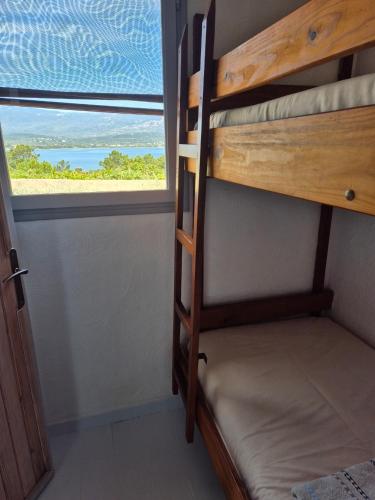 Ce lit superposé se trouve dans un dortoir doté d'une fenêtre. dans l'établissement Altaria, à Porto-Vecchio