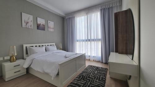 Postel nebo postele na pokoji v ubytování Axxodia- Apartments In Aeon Towers