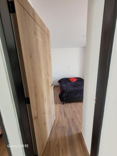 Un ou plusieurs lits dans un hébergement de l'établissement Apartamento en Pamplona, comodidad y ubicación ideal