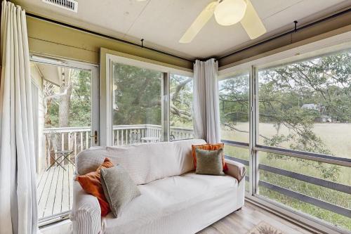 ein Wohnzimmer mit einem Sofa und großen Fenstern in der Unterkunft 1237 Creekwatch in Seabrook Island