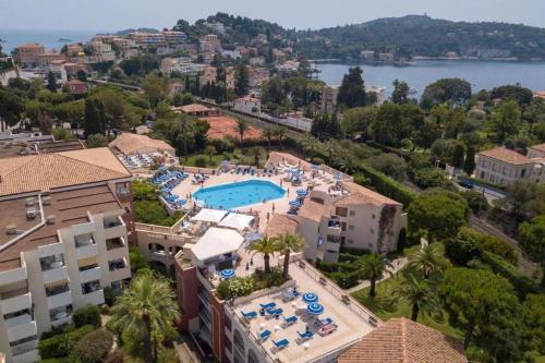 une vue aérienne d'un complexe avec piscine dans l'établissement Riviera-King-Studio, à Villefranche-sur-Mer