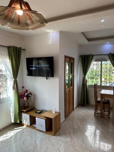 Μια τηλεόραση ή/και κέντρο ψυχαγωγίας στο Luxury Terrace Guest House