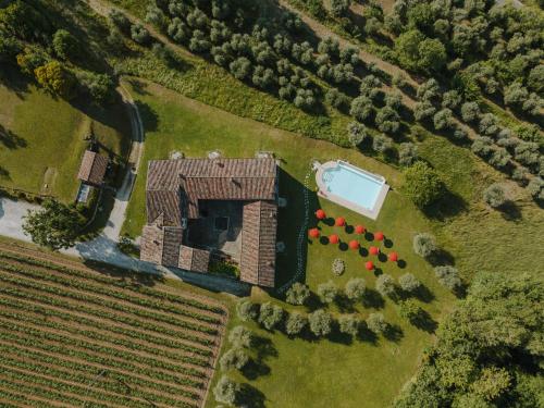 una vista aérea de una granja con un edificio y una piscina en L'Angelica Corte Palazzina, Country Retreat, en Saló