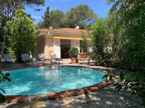 une grande piscine devant une maison dans l'établissement Maison familiale à la plage, à Fréjus