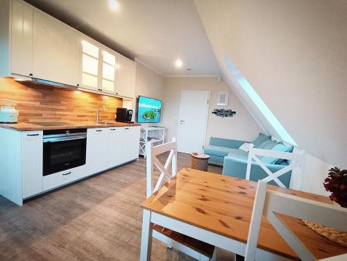a kitchen and living room with a table and a couch at Urlaub in Jork bei Hamburg - Direkt am Elbwasser im Alten Land in Jork