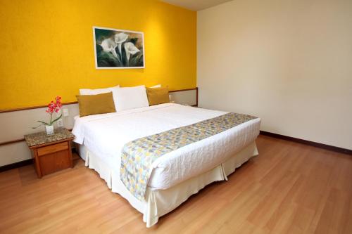 Katil atau katil-katil dalam bilik di Mengo Palace Hotel