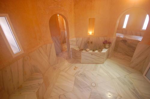 een badkamer met een marmeren vloer en 2 spiegels bij Les Borjs De La Kasbah in Marrakesh