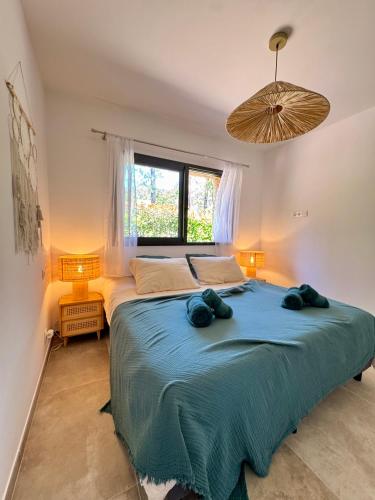 une chambre avec un grand lit avec une couverture bleue dans l'établissement Villa Félicita 8 personnes proche plage Corse du sud, à Lecci