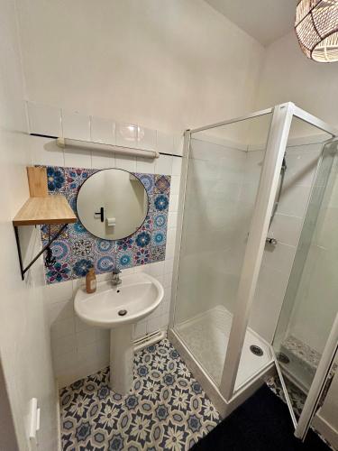 une salle de bain avec un lavabo et une douche dans l'établissement La Cabine 17 - Studio de Standing au coeur du Centre-Ville, à Boulogne-sur-Mer