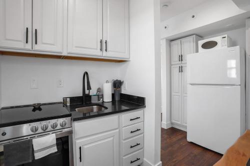 Luxury, Modern 2BR, Harbor Pointにあるキッチンまたは簡易キッチン