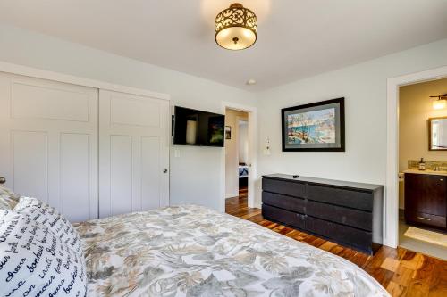 a bedroom with a bed and a dresser at Kona Coast Hideaway with Patio and Pacific Ocean Views in Kailua-Kona