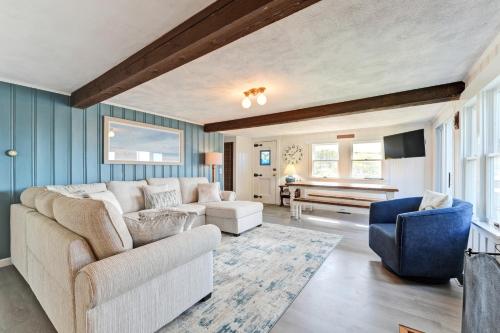 Posezení v ubytování Charming Orrs Island Cottage with Ocean Views