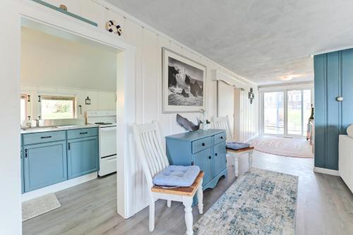 Posezení v ubytování Charming Orrs Island Cottage with Ocean Views