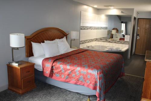 Ένα ή περισσότερα κρεβάτια σε δωμάτιο στο American Inn and Suites Ionia