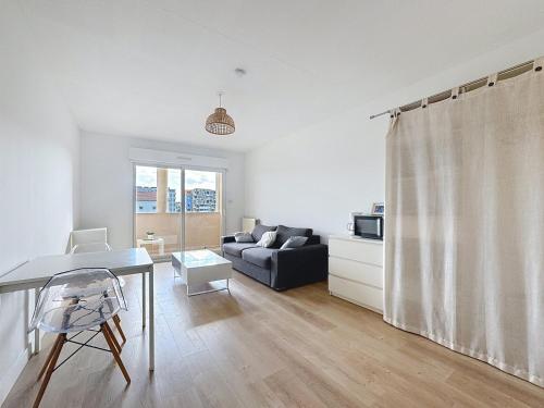 un salon avec un canapé et une table dans l'établissement Le studio Du Lez, relaxant & confortable, à Montpellier