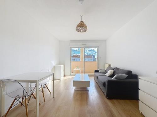 un salon avec un canapé et une table dans l'établissement Le studio Du Lez, relaxant & confortable, à Montpellier