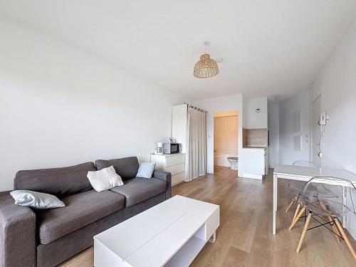 un salon avec un canapé et une table dans l'établissement Le studio Du Lez, relaxant & confortable, à Montpellier